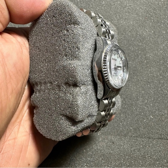 Armitron Now Womens Mother O Pearl Day Date Dial Jubilee Band Presidential Watch - Picture 7 of 7